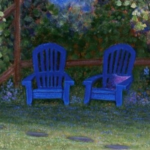 Puede incluir: Dos sillas Adirondack azules est&aacute;n colocadas en un c&eacute;sped. Se encuentran frente a una valla de madera y rodeadas de vegetaci&oacute;n. La escena evoca la relajaci&oacute;n y el ocio al aire libre.