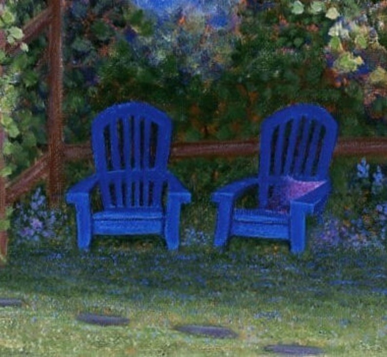 Puede incluir: Dos sillas Adirondack azules est&aacute;n colocadas en un c&eacute;sped. Se encuentran frente a una valla de madera y rodeadas de vegetaci&oacute;n. La escena evoca la relajaci&oacute;n y el ocio al aire libre.