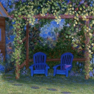 Puede incluir: Pintura al &oacute;leo de una escena de jard&iacute;n serena. Dos sillas Adirondack azules est&aacute;n bajo una p&eacute;rgola de madera cubierta de vides verdes. Una peque&ntilde;a estructura de madera est&aacute; a la izquierda, rodeada de vegetaci&oacute;n y flores.