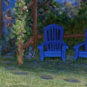 Puede incluir: Pintura al &oacute;leo de una serena escena de jard&iacute;n. Dos sillas Adirondack azules sobre c&eacute;sped, una con coj&iacute;n morado. El fondo muestra vegetaci&oacute;n, flores y una valla de madera, creando un ambiente exterior tranquilo y apacible.