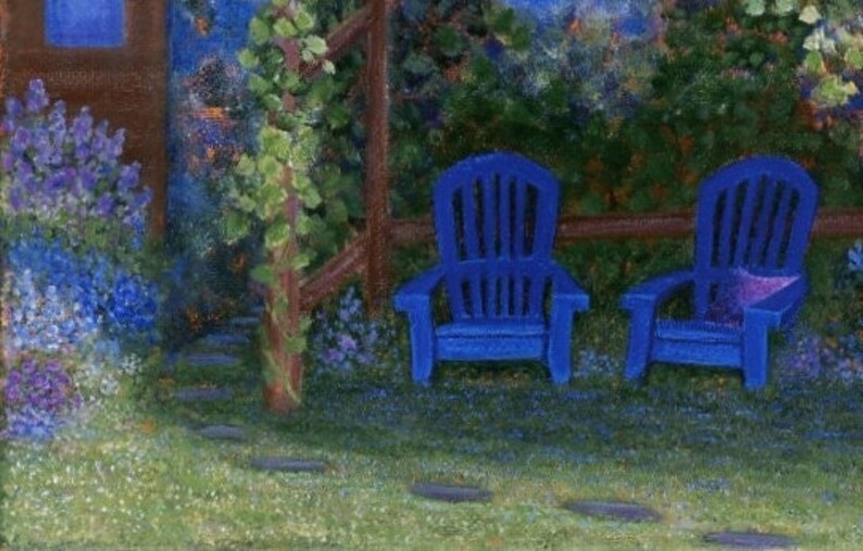 Puede incluir: Pintura al &oacute;leo de una serena escena de jard&iacute;n. Dos sillas Adirondack azules sobre c&eacute;sped, una con coj&iacute;n morado. El fondo muestra vegetaci&oacute;n, flores y una valla de madera, creando un ambiente exterior tranquilo y apacible.