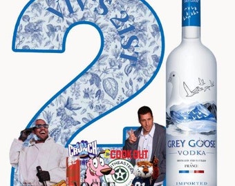 Puede incluir: Cuatro letreros de cumpleaños número 21 de color rosa y blanco con diferentes decoraciones. El primer letrero tiene un ramo de tulipanes rosas, el segundo letrero tiene una botella de vodka Grey Goose, el tercer letrero tiene un perro y una bolsa de dulces Nerds, y el cuarto letrero tiene un teléfono inteligente con un mensaje de texto.