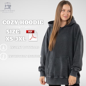 Puede incluir: Una sudadera con capucha Cozy gris oscuro con un bolsillo delantero y una capucha. La imagen incluye el texto "COZY HOODIE", "SIZE: XS-3XL", "INSTANT DOWNLOAD" e "INSTRUCTION INCLUDED". La sudadera con capucha la lleva una persona.