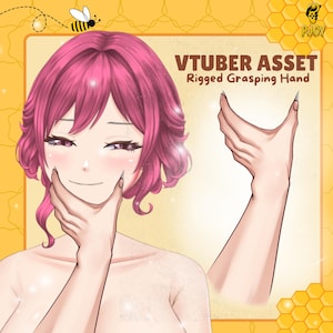 Puede incluir: Una taza de cerámica blanca con un asa negra y el texto "But First, Coffee" en un estilo manuscrito. La taza está sobre una superficie blanca. La taza es probablemente para bebidas calientes.