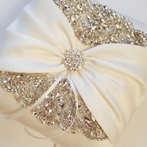 Trouwringkussen, trouwkussen met strass en pareldetail, kussen voor ringdrager, strass kussen - The Addison Pillow