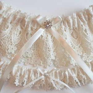 Ensemble de jarretières de mariage avec belle trouvaille de strass sur un arc en satin - The BETHANY LYNN Garters