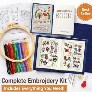 Può includere: Kit completo per ricamo con telaio in legno, fili colorati e libro di ricamo. Il libro presenta vari disegni floreali e di animali, e il testo "Complete Embroidery Kit Includes Everything You Need!"