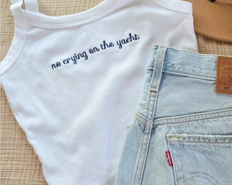 Camiseta sin mangas "No Crying On the Yacht", camiseta corta bordada, top de vaquera costera, camiseta con estética de chica rica, atuendo para fiesta de vacaciones, camiseta sin mangas para día de barco