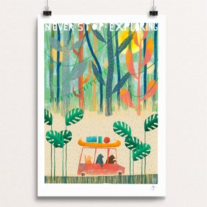 Può includere: Un'illustrazione colorata di un'auto che guida attraverso una foresta con il testo "Never Stop Exploring". L'auto è piena di animali e bagagli. La foresta è piena di alberi verdi, blu e arancioni.