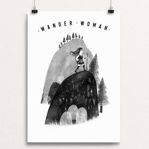 Può includere: Illustrazione in bianco e nero di una donna che cammina su una collina con un bastone. Il testo "WANDER WOMAN." è in cima all'immagine.
