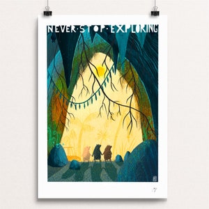 Può includere: Un'illustrazione fantasiosa di tre amici animali che camminano attraverso una grotta buia verso una luce brillante. Il testo "NEVER STOP EXPLORING" è in cima all'immagine.