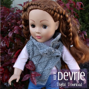K&ouml;nnte beinhalten: Eine graue Strickweste mit einem Rollkragen, getragen von einer Puppe mit langen braunen Haaren in Z&ouml;pfen. Die Weste hat ein einzigartiges, strukturiertes Muster und ist von Devrie hergestellt. Der Text "Made by Devrie Digital Download" ist im Bild sichtbar.