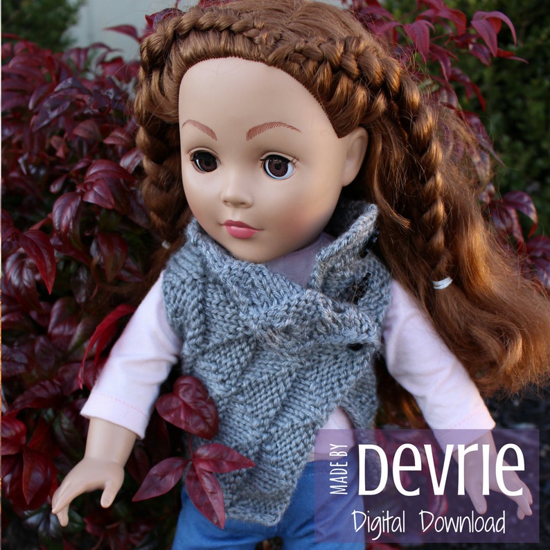 K&ouml;nnte beinhalten: Eine graue Strickweste mit einem Rollkragen, getragen von einer Puppe mit langen braunen Haaren in Z&ouml;pfen. Die Weste hat ein einzigartiges, strukturiertes Muster und ist von Devrie hergestellt. Der Text "Made by Devrie Digital Download" ist im Bild sichtbar.