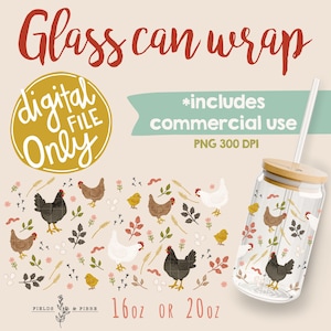 Può includere: Un involucro di vetro trasparente con coperchio in legno e cannuccia, con un motivo ripetuto di polli, pulcini ed elementi floreali. Il testo "Glass can wrap" e "Digital File Only" sono visibili. Disponibile in 473ml o 591ml.