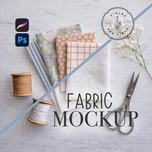 Op de afbeelding: Stofmockup met diverse patronen van stoffen in bloemen- en ruitmotieven, samen met klosjes garen, een schaar en de tekst "FABRIC MOCKUP". De afbeelding bevat ook de logo's voor Procreate en Photoshop.
