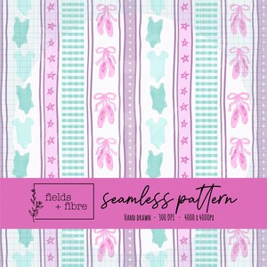 Puede incluir: Patrón sin costuras con rayas verticales en blanco, lavanda y verde azulado. El diseño presenta zapatillas de ballet, maillots y estrellas. El texto "fields + fibre" y "seamless pattern" se muestra en una pancarta rosa.