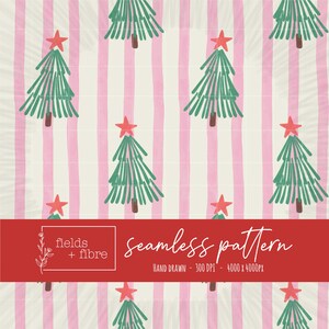 Könnte beinhalten: Nahtloses Muster mit grünen Weihnachtsbäumen mit roten Sternen auf einem Hintergrund aus rosa und weißen vertikalen Streifen. Das Design enthält den Text "fields + fibre" und "seamless pattern".
