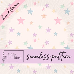 Puede incluir: Un patrón sin costuras con estrellas pastel dibujadas a mano en rosa, morado, azul, verde y amarillo. Las palabras "hand drawn" están en una pancarta diagonal rosa, y "fields + fibre" y "seamless pattern" en una pancarta rectangular.