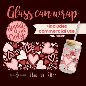 Puede incluir: Archivo digital para un diseño de envoltura de lata de vidrio con un patrón de corazones en tonos rosas y rojos. El diseño incluye un vaso con pajita y el texto "Glass can wrap" y "Digital File Only". Disponible en 473 ml o 591 ml.