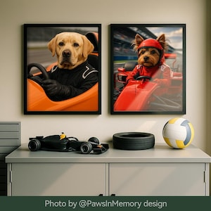 Op de afbeelding: Twee ingelijste prints met honden in raceautosituaties. Eén print toont een gele labrador in een oranje raceauto, gekleed in een zwart racepak. De andere print toont een kleine hond in een rode raceauto, gekleed in een rood racepak en helm.