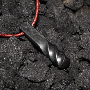 Pendentif torsadé forgé à la main