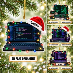 Puede incluir: Un adorno plano de acrílico transparente con forma de portátil que muestra código informático, decorado con luces navideñas de colores y un gorro de Papá Noel rojo con el nombre JOSEPH. La pantalla muestra el texto Life is better with code.