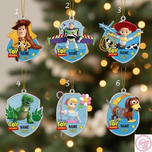 Puede incluir: Seis adornos navideños de personajes de Toy Story. Cada adorno presenta un personaje diferente, incluyendo a Woody, Buzz Lightyear, Jessie, Rex, Bo Peep y Slinky Dog. Cada adorno tiene el texto "Toy Story", "Name" y "2025".