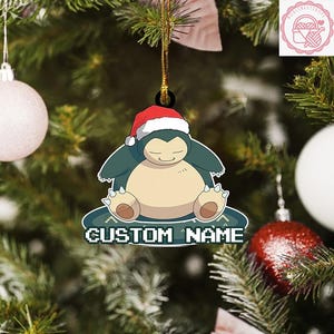 Cappello da Babbo Natale Snorlax con nome personalizzato 2025, ornamento natalizio Snorlax in acrilico/legno, decorazione natalizia Snorlax, regalo di Natale Snorlax