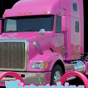 Pode incluir: Um caminhão semi-reboque rosa com o texto "Truck Dispatching 101" em uma fonte retrô.  Fones de ouvido rosa de cada lado do texto.