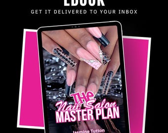 Puede incluir: Una tableta digital que muestra la portada de un libro electrónico sobre salones de uñas. La portada presenta uñas manicuradas con diseños rosas, negros y de pedrería. El texto dice "NAIL SALON MASTER PLAN EBOOK" y "GET IT DELIVERED TO YOUR INBOX."