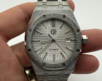 XIXI Time Pieces: Reloj automático de acero inoxidable esmerilado, esfera plateada (42 mm)