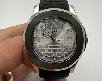 Reloj modelo XIXI con esfera plateada y correa negra de 40 mm