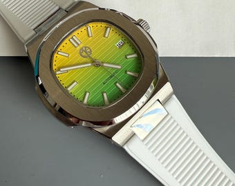 Modelo XIXI Time Pieces con esfera de color amarillo a verde y correa blanca de 40 mm.