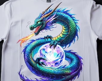 Puede incluir: Una camiseta blanca con un diseño de dragón colorido. El dragón es azul, verde y morado y sostiene un orbe brillante en sus garras.