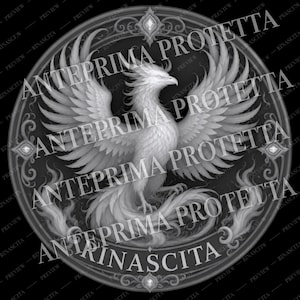 Può includere: Un grafico circolare monocromatico che presenta una fenice centrale con le ali spiegate, circondata da intricati motivi in filigrana e fiamme. Il design è su sfondo scuro e include il testo ripetuto ANTEPRIMA PROTETTA.
