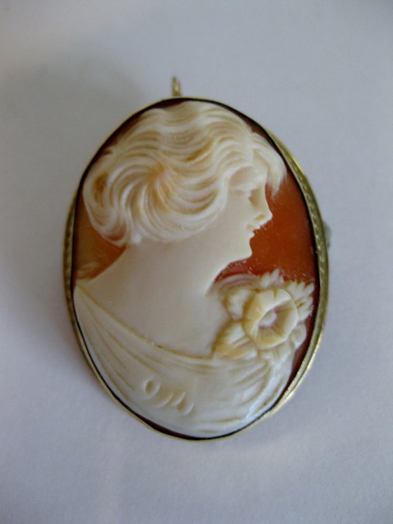 Vintage 1930's Carved Shell Cameo Brooch - image 1