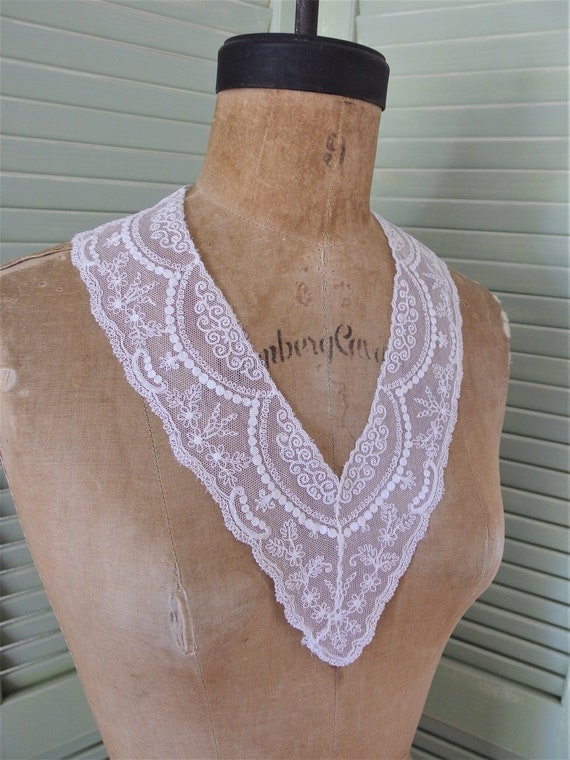 Vintage 1930's Delicate White Lace Dress Collar - image 3