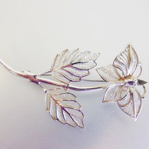 Pretty Vintage 900 Silver Butterfly Flower Brooch