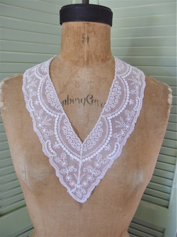 Vintage 1930's Delicate White Lace Dress Collar - image 1