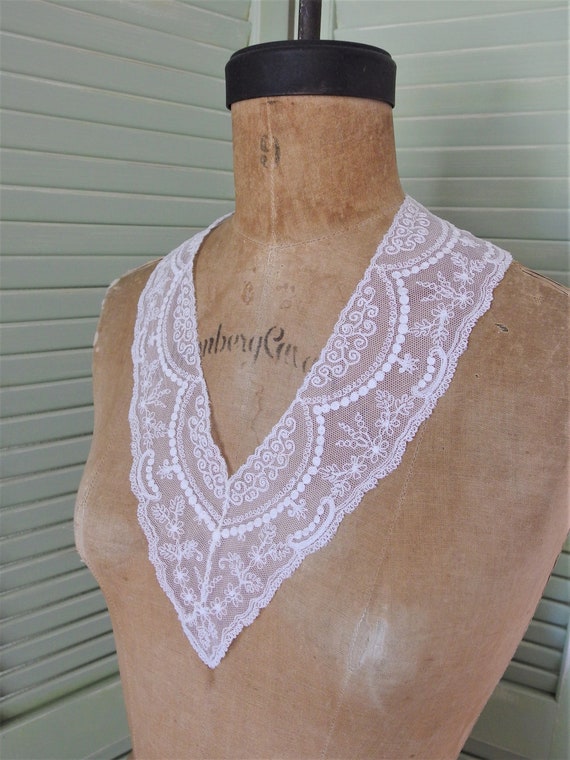 Vintage 1930's Delicate White Lace Dress Collar - image 2