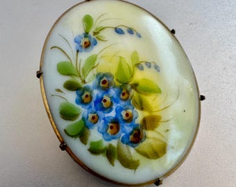 Broche antiguo ovalado de porcelana pintada con motivos florales