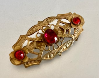 Broche en verre rouge en laiton estampé vintage des années 1930