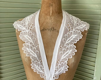 Vintage algodón blanco coser en cuello de vestido