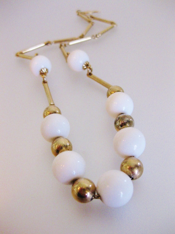 Vintage 1960's Mod White Milk Glass Beaded Neckla… - image 3