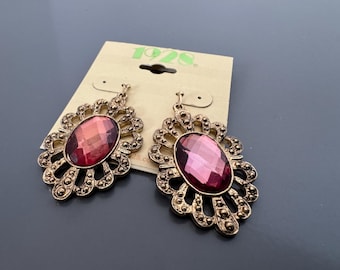 Pendientes colgantes vintage de cabujón morado facetado, 1928
