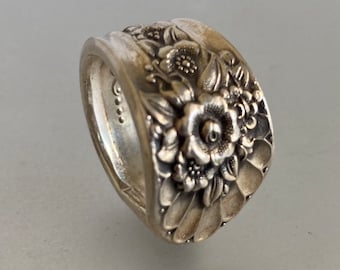 Anillo de plata floral en relieve vintage