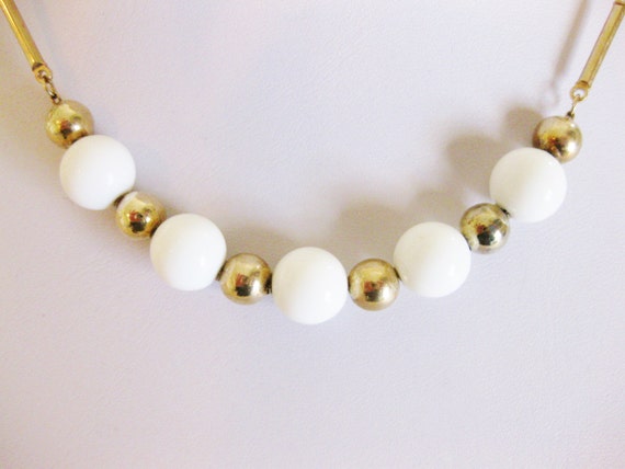 Vintage 1960's Mod White Milk Glass Beaded Neckla… - image 2