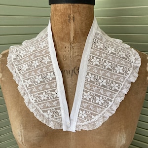 Vintage Creamy White Nylon Lace Dress Collar