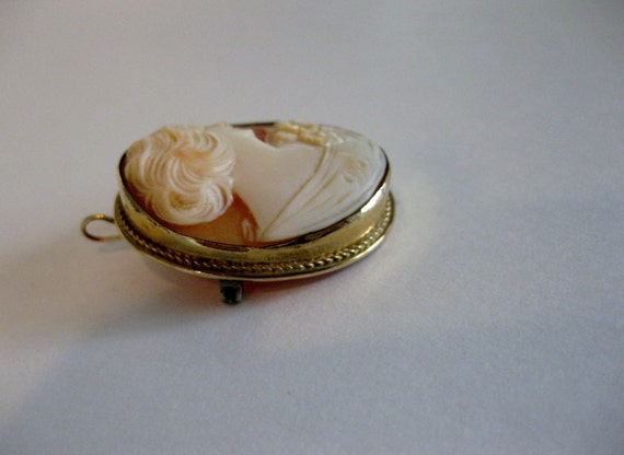 Vintage 1930's Carved Shell Cameo Brooch - image 3