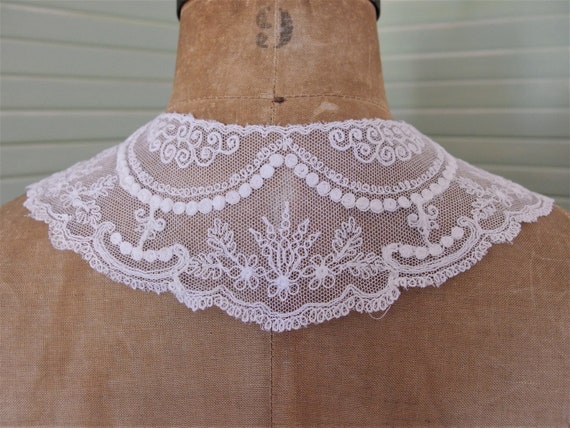 Vintage 1930's Delicate White Lace Dress Collar - image 4